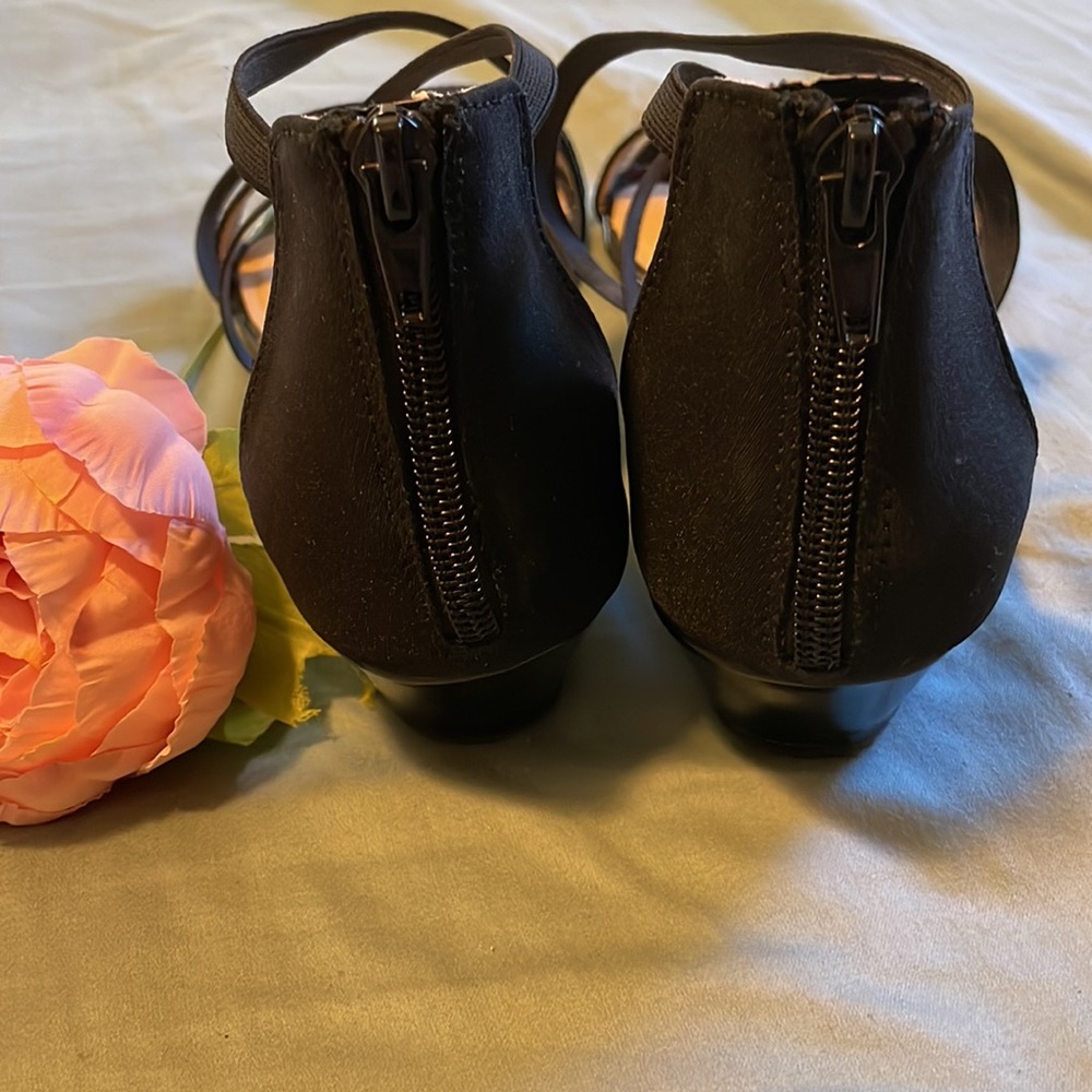 Like New LIFESTRIDE Yolanda Strappy Sandals, Black Fabric, 11M - Picture 4 of 11